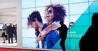 LCD/LED Large Format Displays for 24/7 use in retail environments